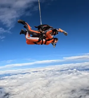Tandem pilot s pasažérem ve volném pádu