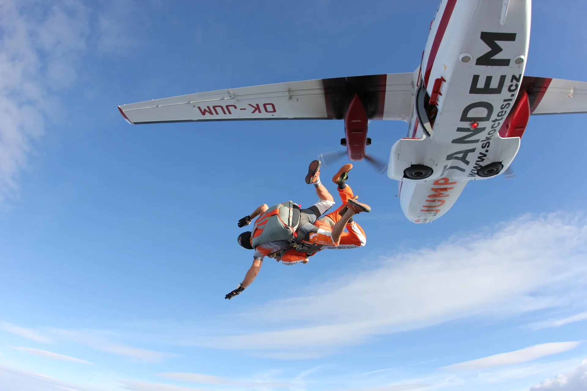 Tandem pilot s pasažérem při výskoku z letadla 