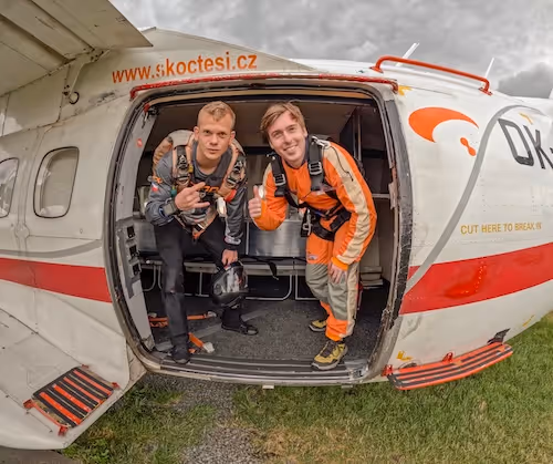 Tandem pilot s pasažérem v letadle.