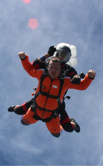 Tandem pilot s pasažérem při volném pádu