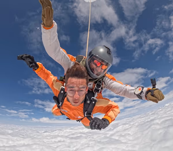 Tandem pilot a pasažér letí volným pádem.