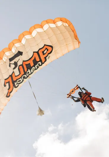 Tandem pilot s pasažérem letící na padáku Jump Tandem