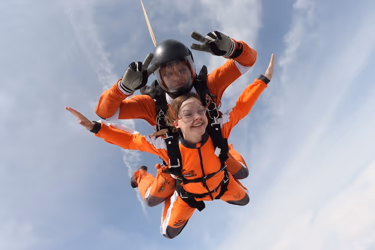 Tandem pilot a pasažér letí volným pádem.