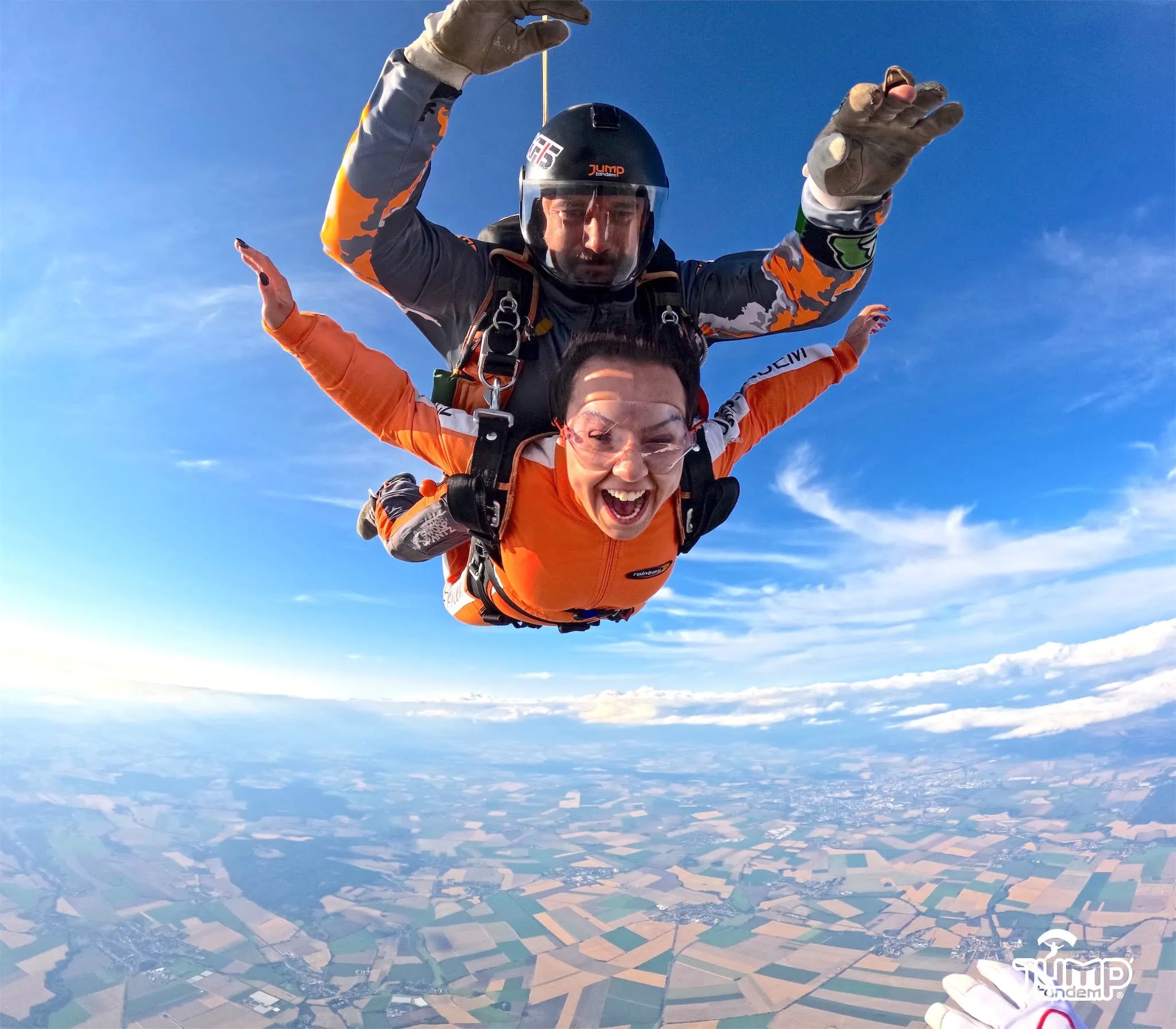Tandem pilot s pasažérem při volném pádu.