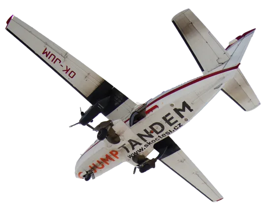 Letadlo L-410 letící vzduchem