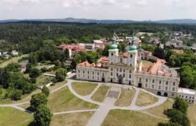 Pohled z okýnka na zámek při vyhlídkovém letu