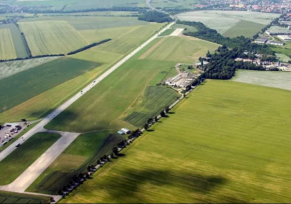 Pohled z výšky na travnaté letiště